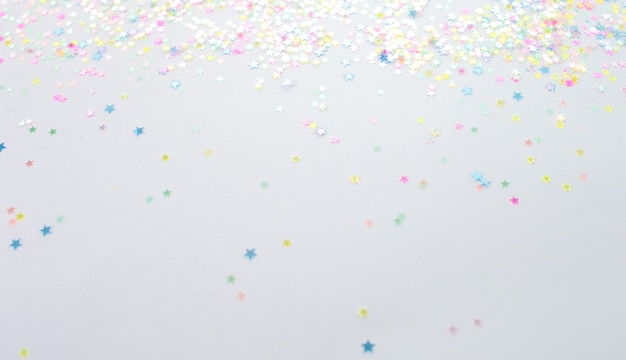 Confettis multicolores sur fond clair