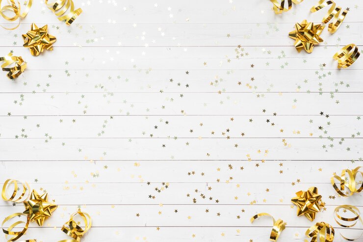 Photo confettis or étoiles et rubans sur fond blanc.