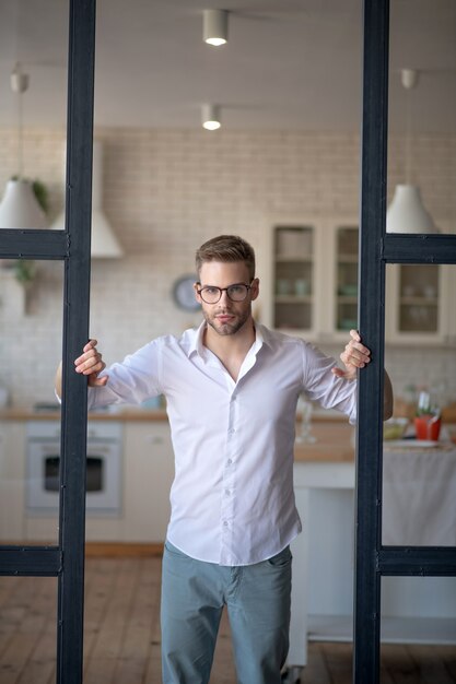 Confiance en soi. Un jeune amn confiant portant chemise blanche et lunettes