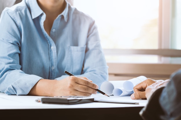 Confiant Architecte Femme Travaillant Au Bureau Avec Homme D'affaires Ensemble. équipe D'architecte Concept Travaillant Sur Le Projet. La Coopération