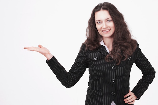 Confiant business woman pointing blank banner.isolated sur blanc.