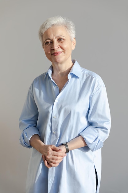 Confiant élégant européen d'âge moyen senior woman senior mature s lady smiling in white background