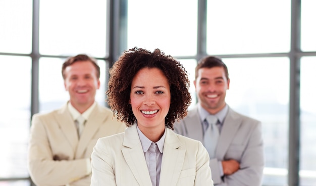 Photo confiant jeune femme d'affaires au bureau