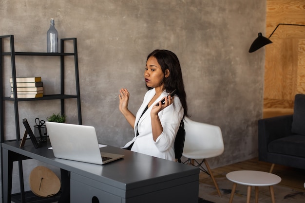 Confiant Jeune Femme Africaine Regarder La Vidéo De Conférence Webcam Appel Au Bureau Heureux Entrepreneur De Race Mixte Parler Faisant Le Chat Vidéo En Ligne Entretien D'embauche Assis Au Bureau