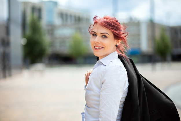 Confiant jeune femme manager en plein air dans un cadre urbain moderne