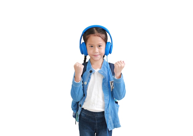 Confiant petite fille asiatique enfant lever la main profiter avec smartphone et casque isolé sur blanc