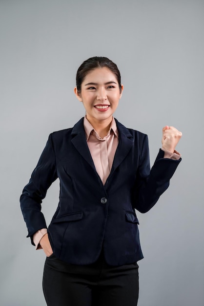 Confiante jeune femme d'affaires asiatique faisant un geste de la main Enthousiaste
