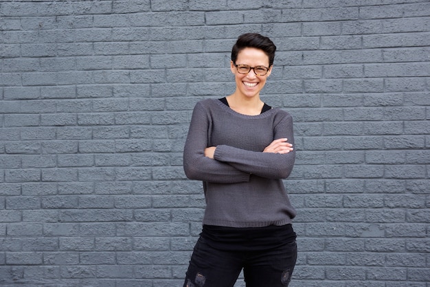 Confiante jeune femme avec des lunettes en souriant