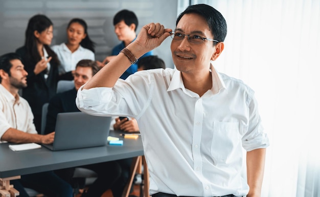 Confidence et portrait d'un homme d'affaires souriant et heureux Prudent