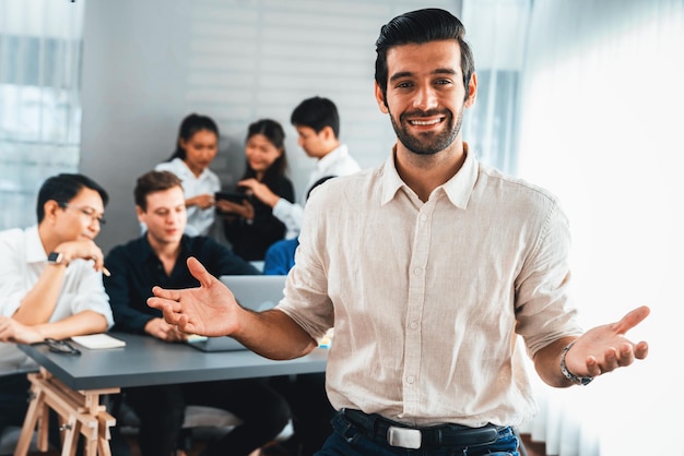 Confidence et portrait d'un homme d'affaires souriant et heureux Prudent