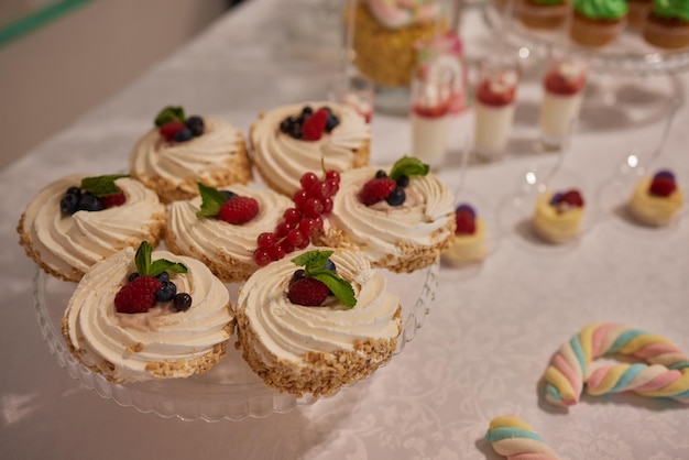 Configuration de décoration de bar à bonbons de mariage avec de délicieux gâteaux et bonbons