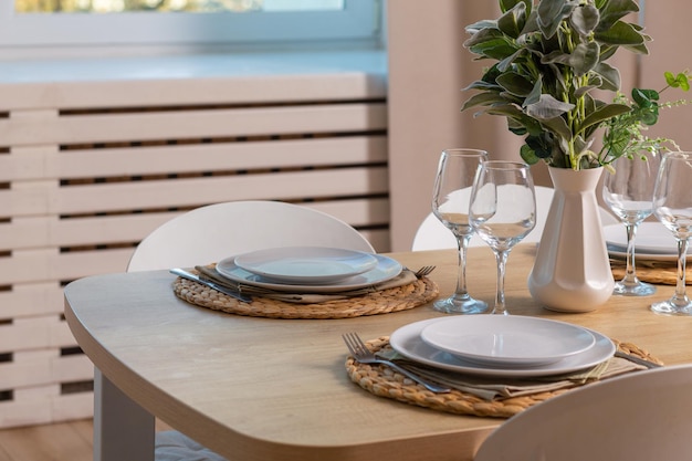 Configuration du petit-déjeuner sur une table en bois avec un joli vase et une chaise moderne.