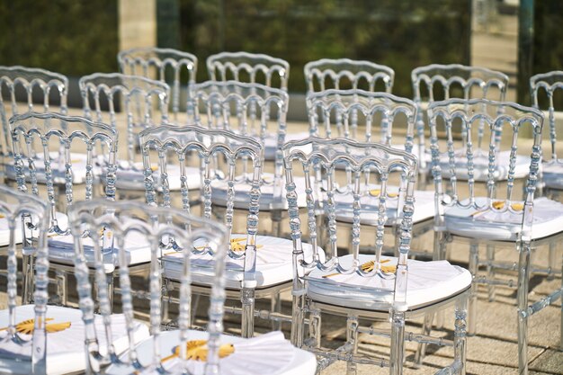 Configuration de lieu de mariage, les chaises de fantôme est à la mode et utilisation populaire pour le mariage de plage