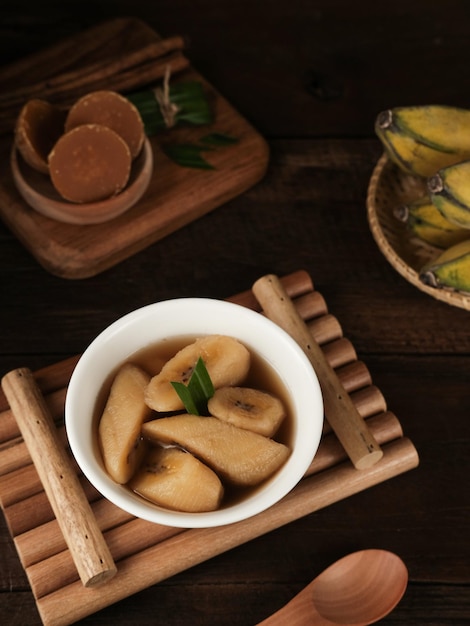 Configuration Pisang est un dessert traditionnel à base de sucre de palme de banane bouilli avec des feuilles de pandan à la cannelle