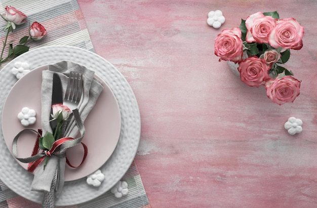 Configuration de la table pour la Saint-Valentin, les anniversaires ou les anniversaires, vue de dessus en rose pâle, copie