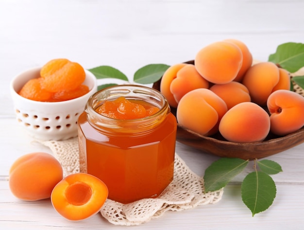 Confiture d'abricot biologique maison en pot de verre et abricots mûrs