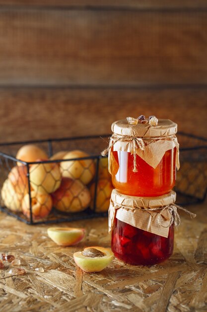 Photo confiture d'abricot sur un bois rustique