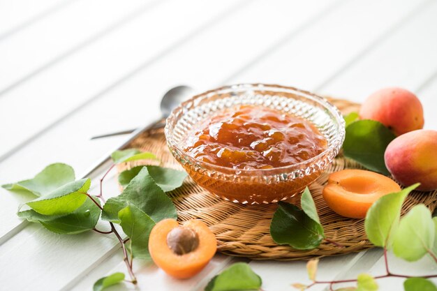 Confiture D'abricots Et D'abricots Frais Sur Fond De Bois