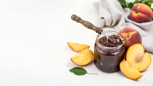 Confiture d'abricots à angle élevé avec copie-espace