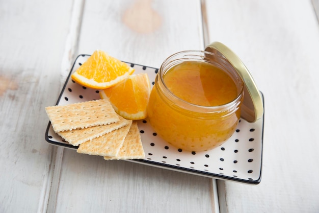 Confiture d'agrumes à l'orange gelée marmelade maison à base de fruits et de sucre