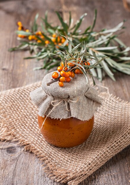 Confiture D'argousier Sur Fond De Bois Ancien