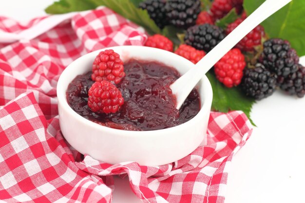 Confiture aux framboises fraîches et mûres