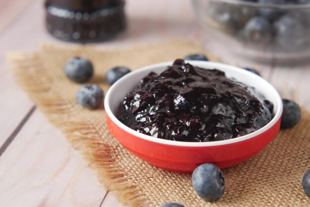 Confiture de baies bleues dans un récipient sur table