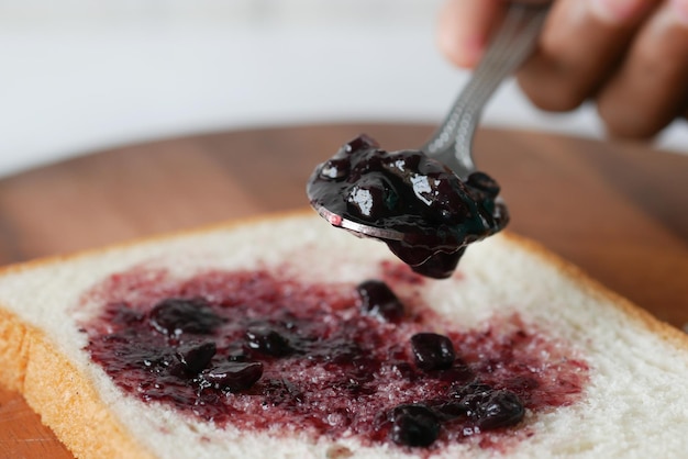 Confiture de baies bleues sur du pain sur la table