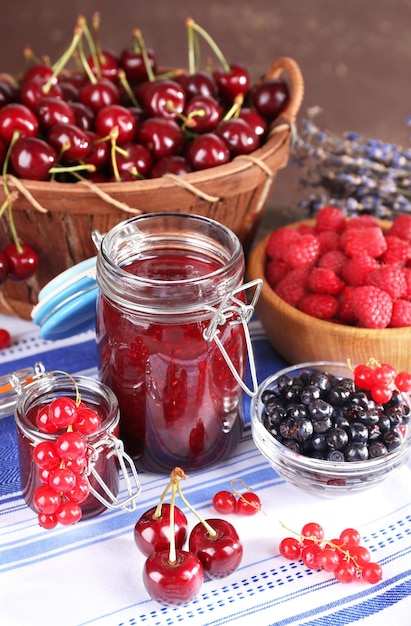 Confiture de baies dans un bocal en verre sur la table libre