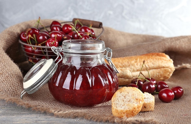 Confiture de baies dans un bocal en verre sur la table libre