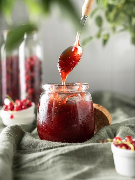 confiture à base de fruits rouges. conservation à domicile. confiture de fraise et de groseille