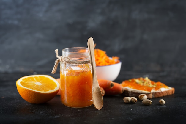 Confiture de carottes au jus d'orange sur fond noir