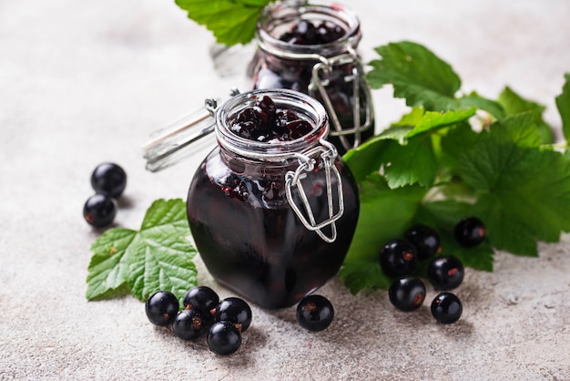 Confiture de cassis dans un bocal