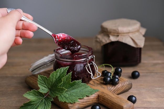 Confiture de cassis maison et baies fraîches sur fond de bois Concept de conservation maison