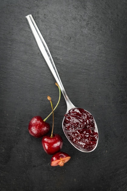 Confiture de cerise fraîchement préparée