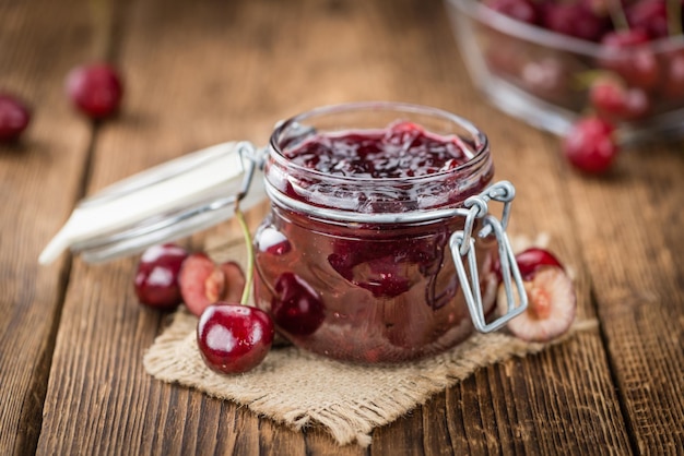 Confiture de cerise fraîchement préparée