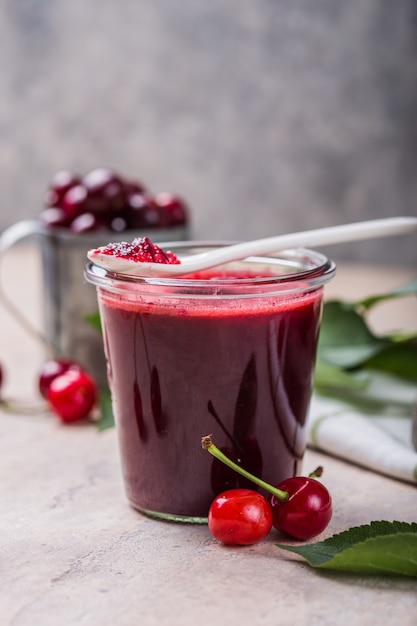 Confiture de cerises aigre-douce maison