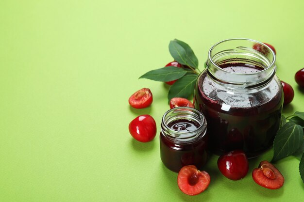 Confiture de cerises et ingrédients sur fond vert