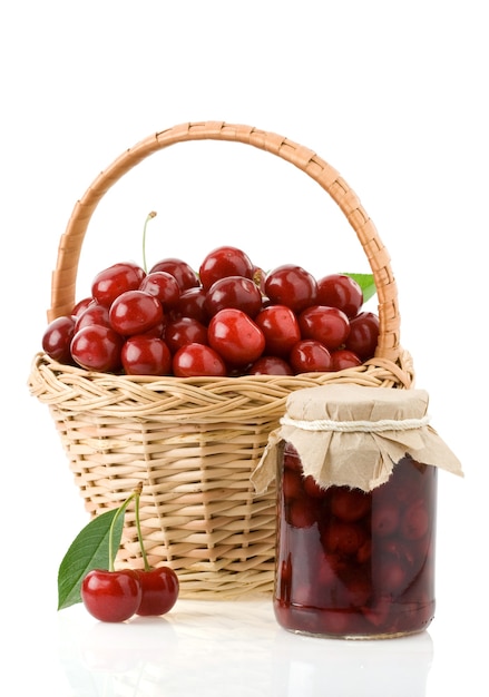 Confiture de cerises isolé sur fond blanc