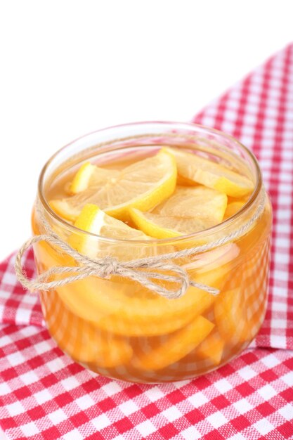 Confiture de citron savoureuse sur le plan rapproché de table