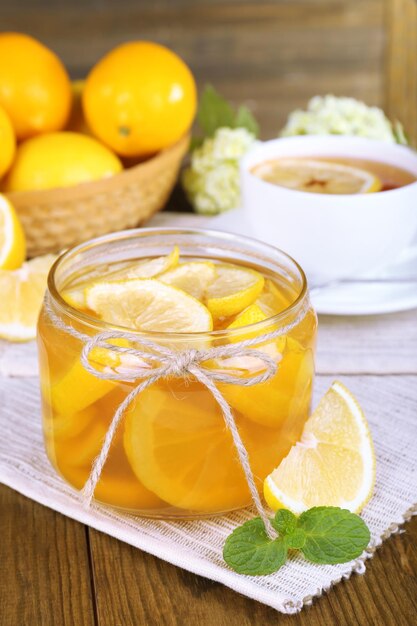 Photo confiture de citron savoureuse avec une tasse de thé sur le gros plan de table