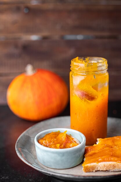 confiture de citrouille dessert sucré récolte d'automne nourriture en conserve portion fraîche prête à manger repas collation