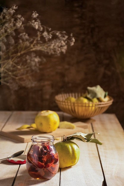 Confiture de coings et coings sur une table en bois