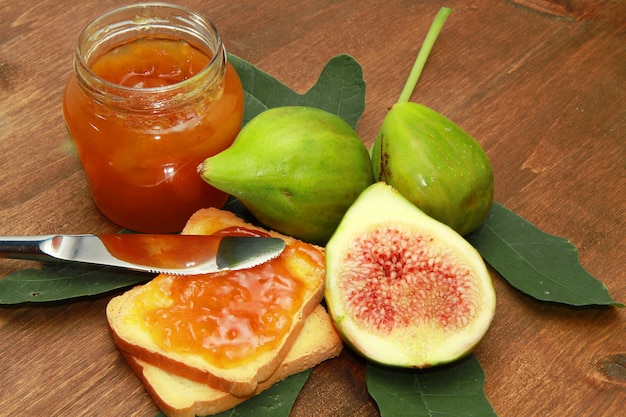 Confiture de figues aux figues et toasts