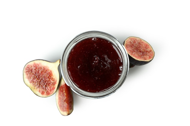 Confiture de figues et ingrédients isolés sur fond blanc