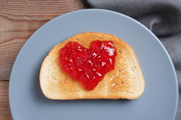 Confiture en forme de coeur sur pain grillé