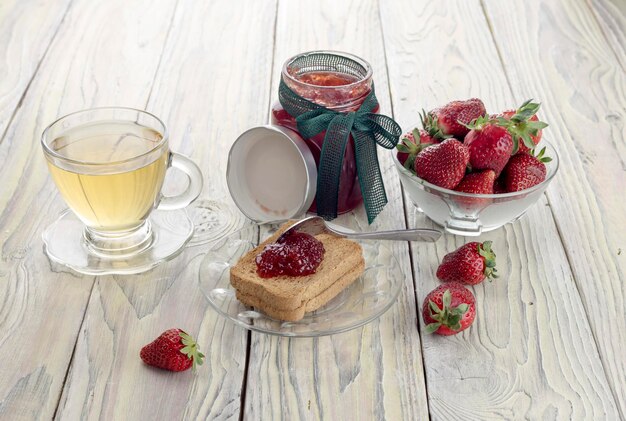 Confiture de fraise et thé