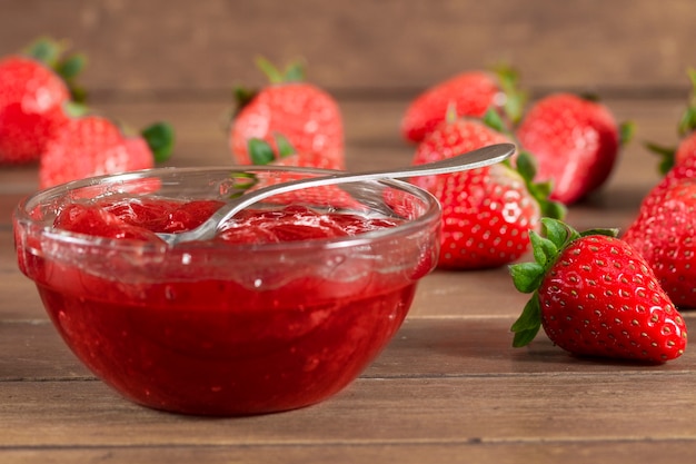 Confiture de fraises avec une cuillère