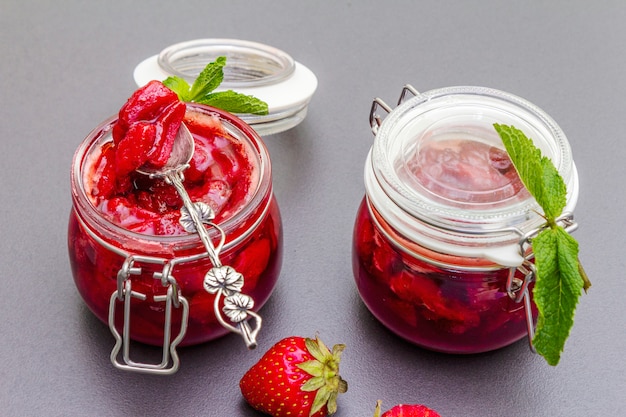 Confiture de fraises dans un bocal en verre.