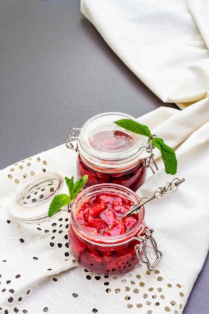 Confiture de fraises dans un bocal en verre.